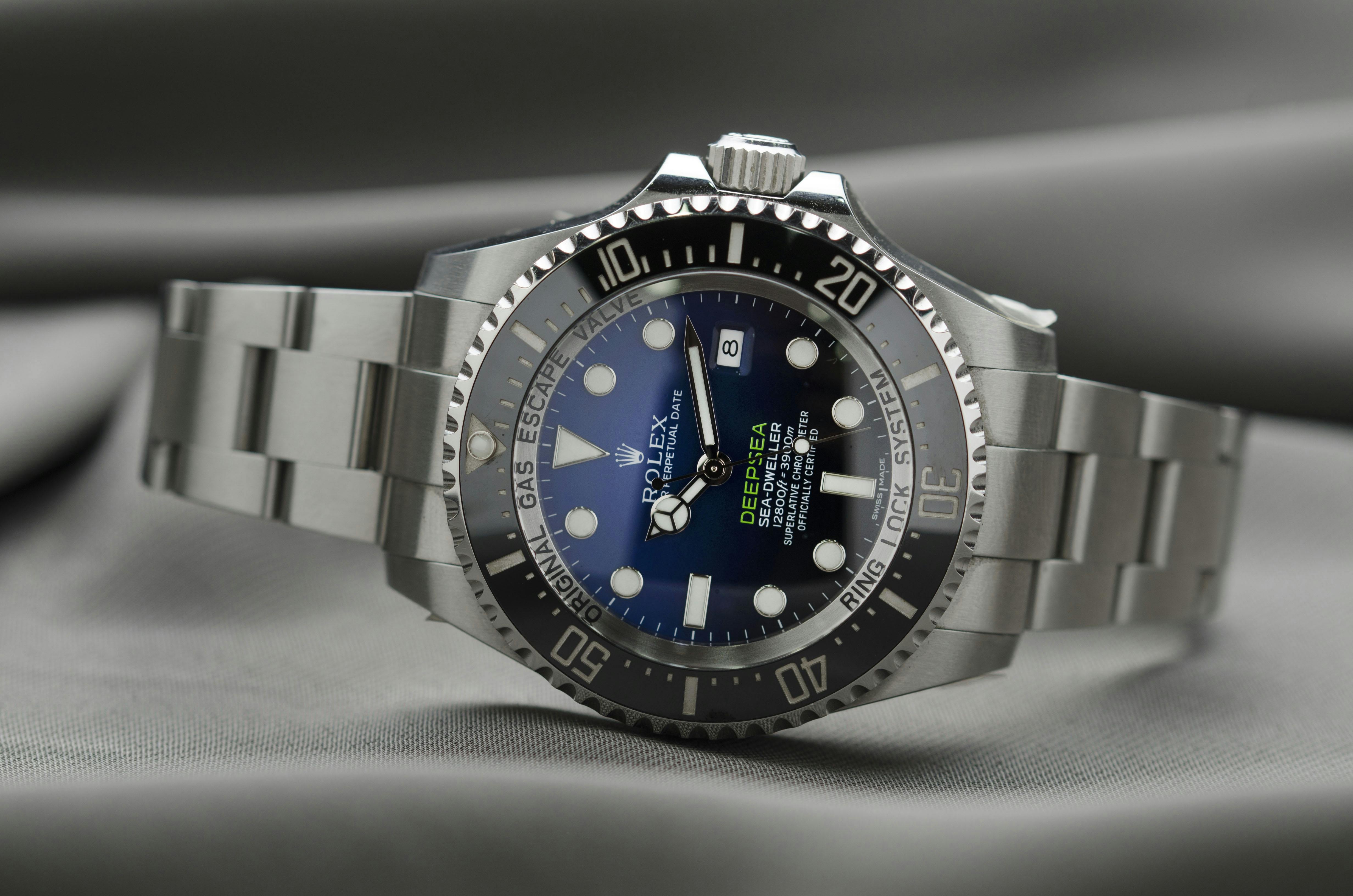 Luxury timepiece showcase
